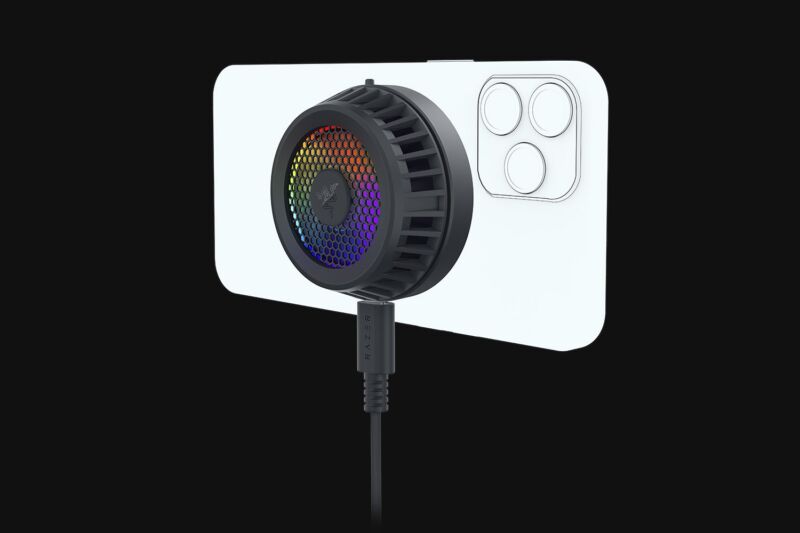 RGB-кулер для смартфонов Razer крепится к iPhone с помощью MagSafe